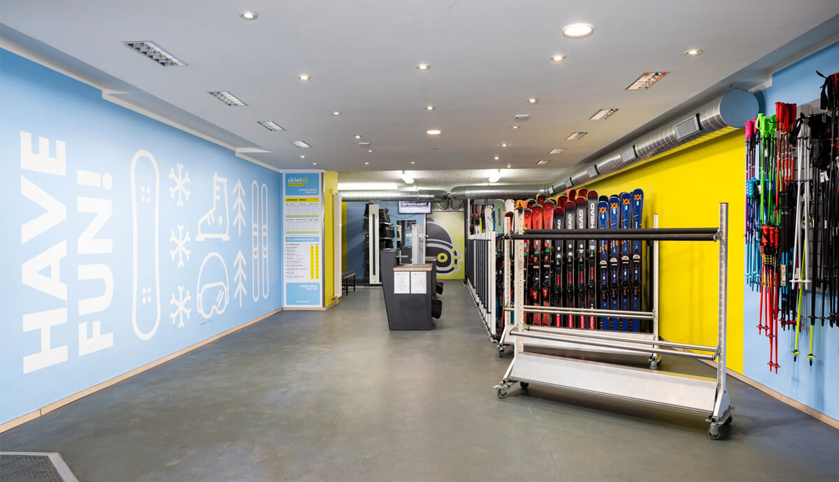 noleggio sci a Livigno, interni Skialo Doss